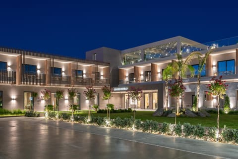 Property building, Facade/entrance, Night, Garden, City view, City view, Garden view, Garden view