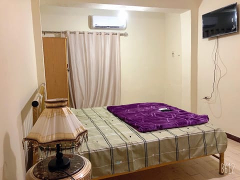 Communal lounge/ TV room, Bed, TV and multimedia, Photo of the whole room, Bedroom