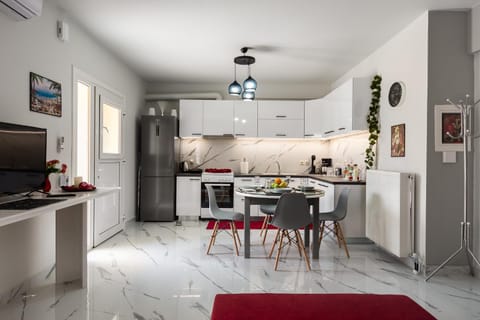 Kitchen or kitchenette, Dining area