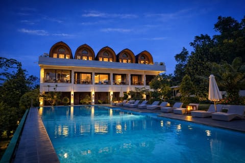 Property building, Night, Pool view, Swimming pool, sunbed