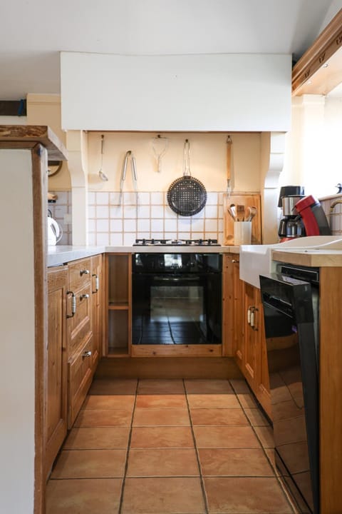 Coffee/tea facilities, dishwasher, oven, stove, toaster, kitchen