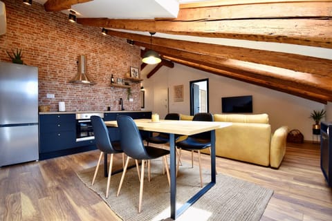 Kitchen or kitchenette, Seating area