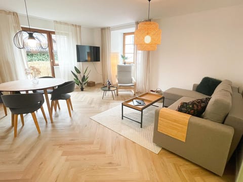 TV and multimedia, Living room, Seating area, Evening entertainment