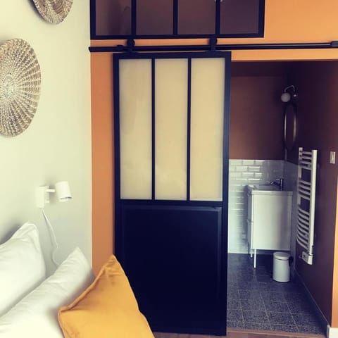 Shower, Toilet, Bathroom, TV and multimedia, Photo of the whole room, Decorative detail, Bedroom, hair dryier, heating, towels, wardrobe