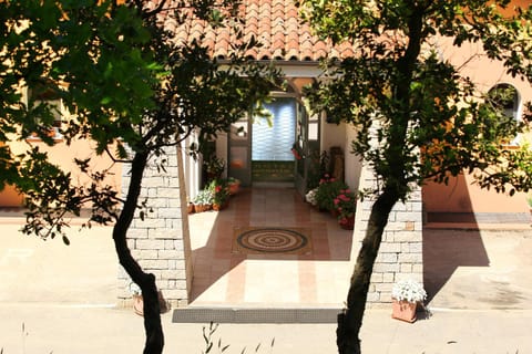 Property building, Facade/entrance, Lobby or reception