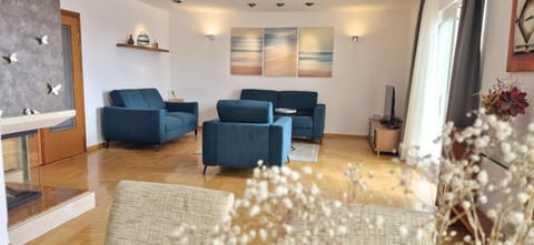 SEA VIEW- spacious apartment with shared pool Apartment in Split