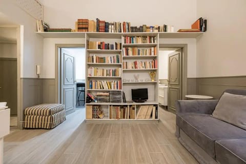 Communal lounge/ TV room, Library, Living room, Seating area