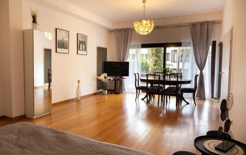 TV and multimedia, Balcony/Terrace, Photo of the whole room, Seating area, Bedroom