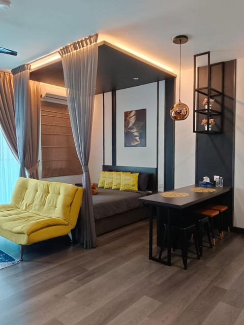 Bed, Living room, Photo of the whole room, Seating area, Bedroom