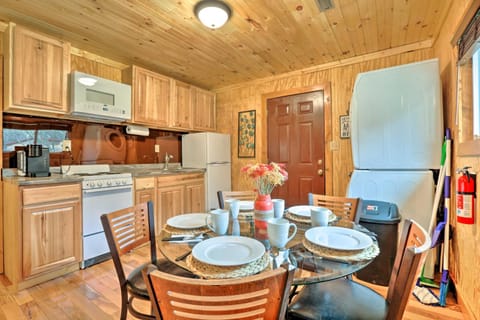 Cozy Creekside Cabin about 24 Mi to Red River! Cabin in Beattyville