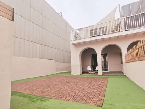 Patio, Off site