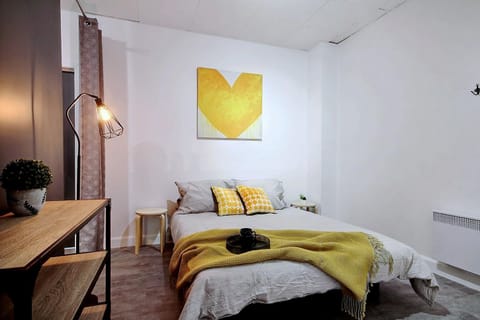 Photo of the whole room, Bedroom