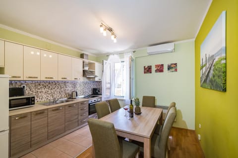 Kitchen or kitchenette, Dining area, minibar
