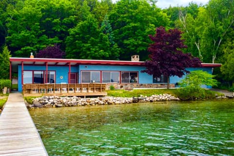 Powers Cottage House in Crystal Lake