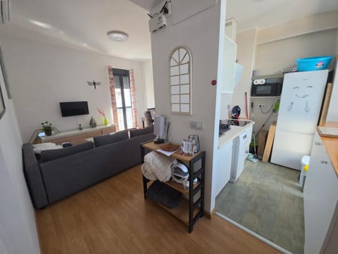 TV and multimedia, Kitchen or kitchenette, Living room, Seating area, Dining area, stove