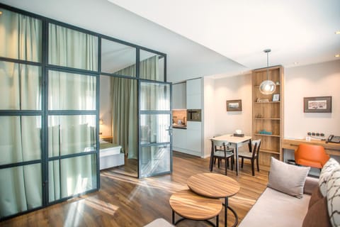 Living room, Seating area, Dining area, minibar, pet friendly