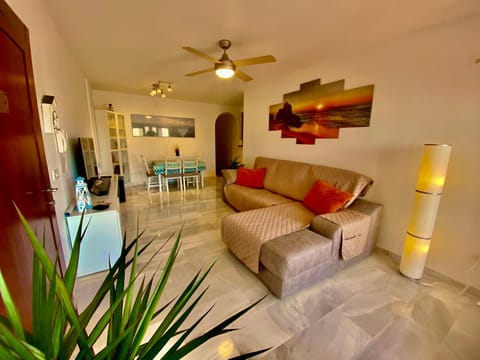 Communal lounge/ TV room, Nightclub / DJ, Living room, Lounge or bar, Seating area, Dining area