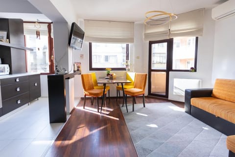 TV and multimedia, Kitchen or kitchenette, Living room, Seating area, Dining area, Evening entertainment, oven