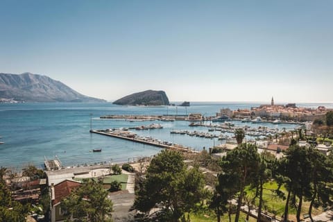 Nearby landmark, Balcony/Terrace, Beach, City view, Sea view