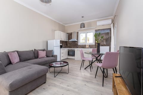 Kitchen or kitchenette, Living room, Seating area