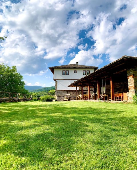 Property building, Day, Natural landscape, Garden, Garden view, Mountain view