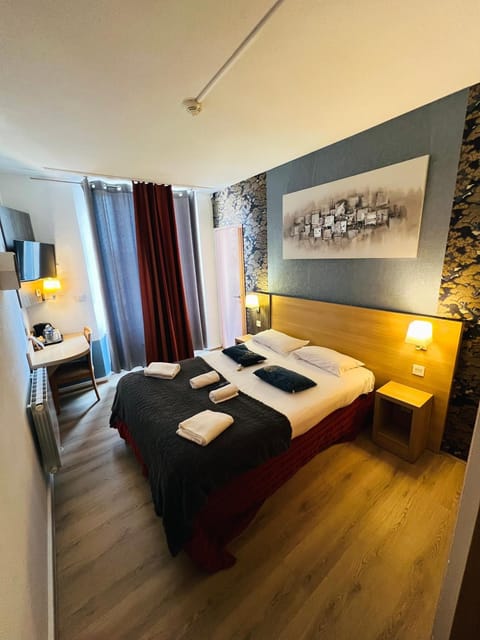 Bed, TV and multimedia, Photo of the whole room, Bedroom, hair dresser, towels