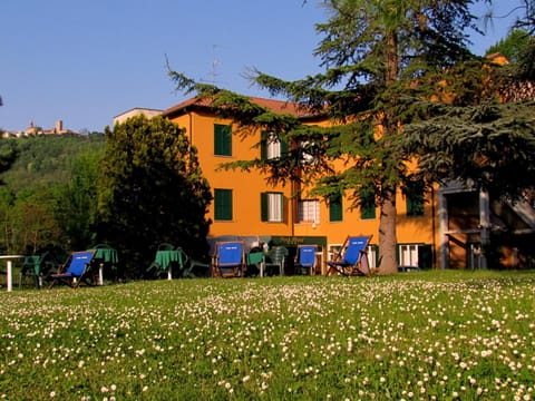 Property building, Day, Garden, Garden view