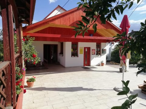 Facade/entrance
