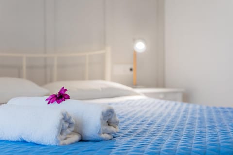 Bedroom, towels