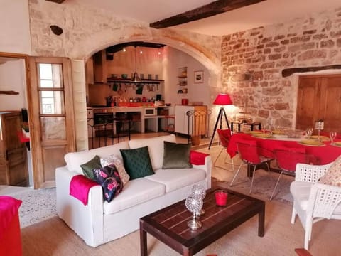 La Maison d’Helene & Antoine à Bonnieux XII siècle House in Bonnieux