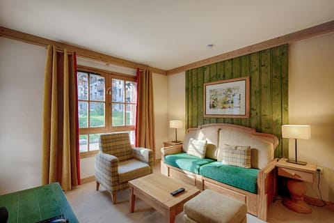 Bed, Living room, Bedroom, fireplace, kitchen