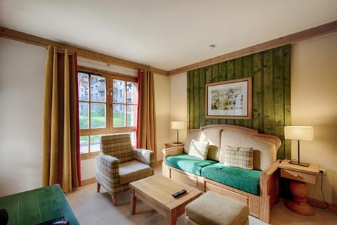 Bed, Living room, Bedroom, fireplace, kitchen