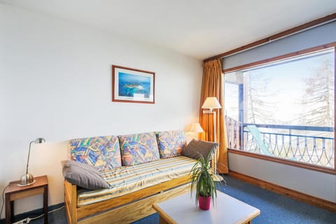 Bed, Living room