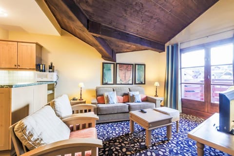 Bed, fireplace, kitchen