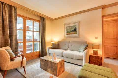 Bed, Living room, Bedroom, fireplace, furniture, kitchen