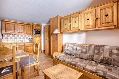 Bed, Living room, fireplace