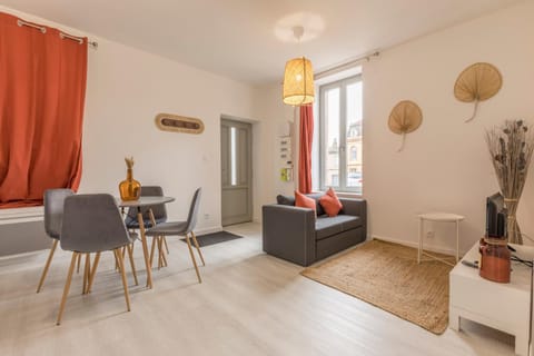 Bed, Living room, Photo of the whole room, Seating area, Dining area, Bedroom, internet, air conditioner