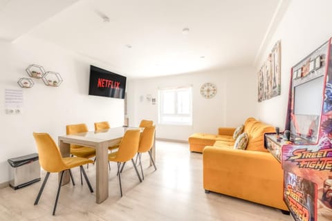 Communal lounge/ TV room, TV and multimedia, Living room, Seating area, Dining area