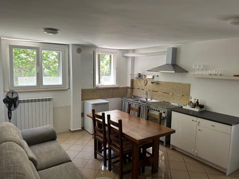 Kitchen or kitchenette, Living room, Seating area, Dining area, minibar, pet friendly, stove