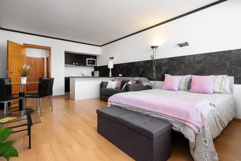 Bed, Seating area, Dining area, Bedroom