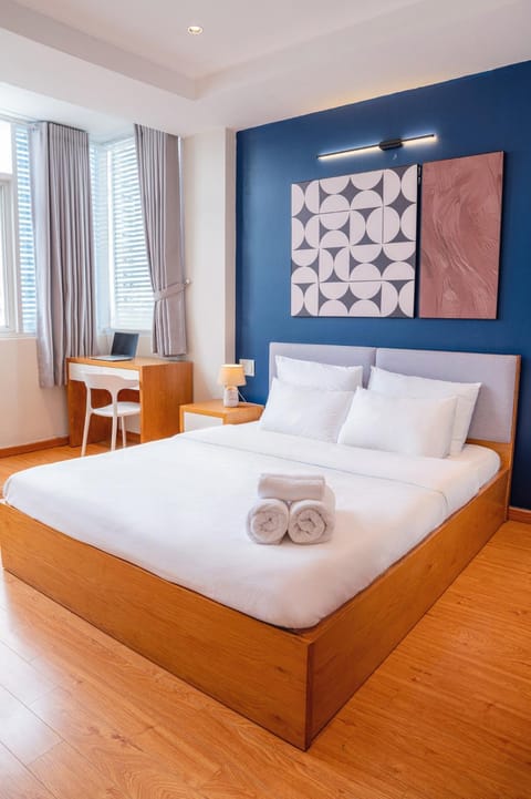 Bed, towels