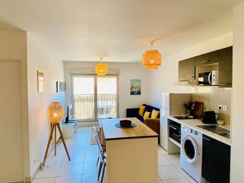 Kitchen or kitchenette, Living room, Seating area, Dining area, dishwasher, oven, stove, toaster, washing machine