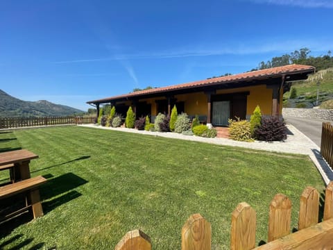 Property building, Natural landscape, Garden, Garden view, Mountain view