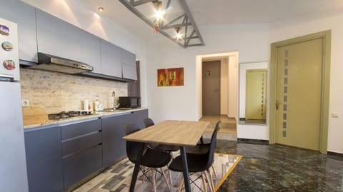 Kitchen or kitchenette, Dining area