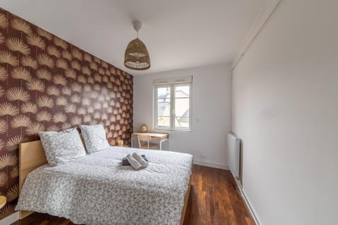 Seating area, Bedroom, internet