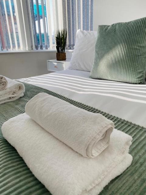 Bed, towels
