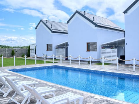 Property building, Day, Pool view, Swimming pool, sunbed