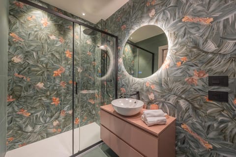 Shower, Bathroom, towels