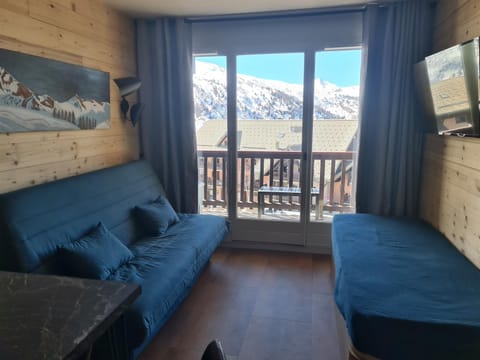 Communal lounge/ TV room, Natural landscape, TV and multimedia, View (from property/room), Mountain view