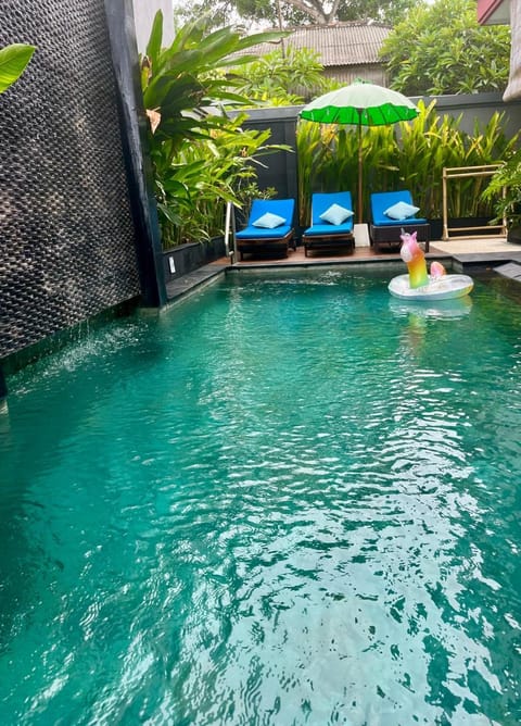 Swimming pool, sunbed